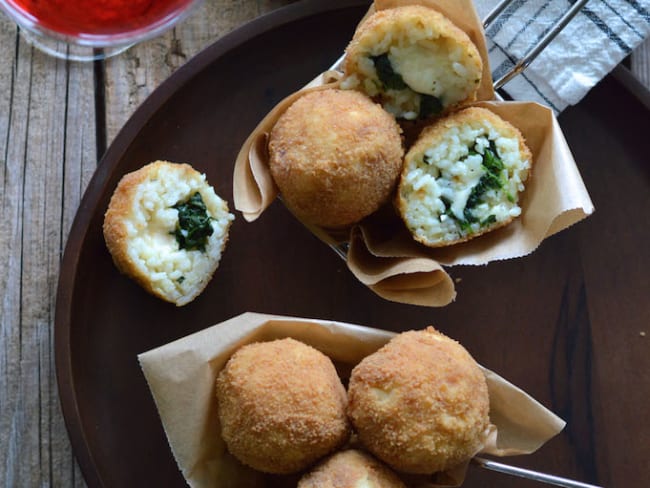 Arancini frits à la mozzarella et aux épinards