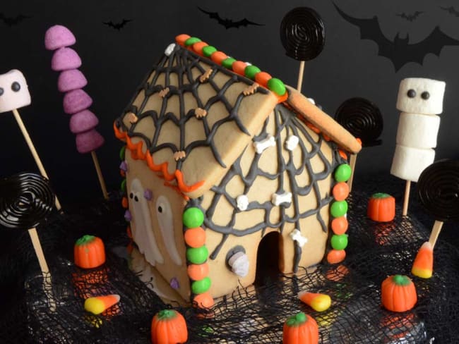 Maison en pain d'épices et glace royale version Halloween