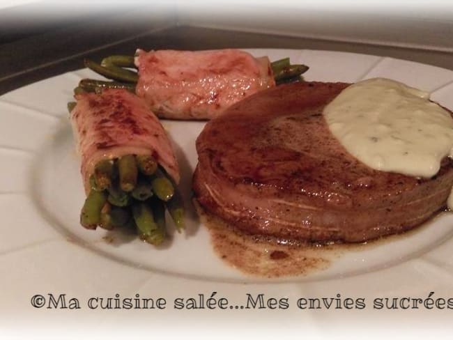 Tournedos et faux filet sauce au bleu d'Auvergne et ballotins de haricots vert 