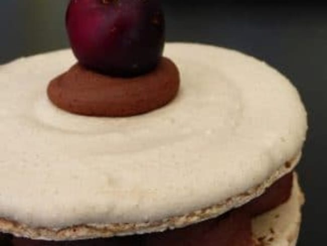 Macarons chocolat cerises comme une forêt noire