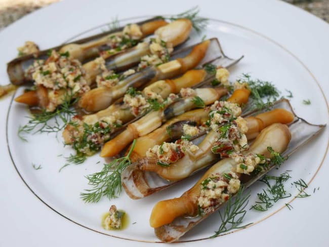 Couteaux grillés aux noisettes et aux herbes au four ou à la plancha