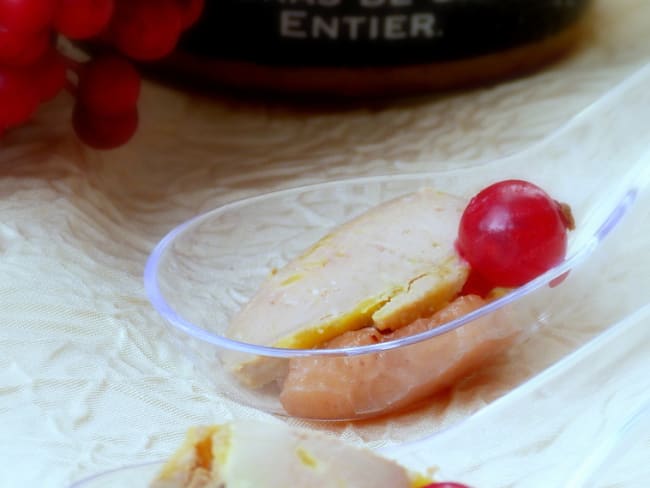 Cuillères apéritives au foie gras, chutney de poires et groseilles