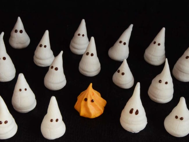 Meringues fantômes et citrouilles pour la fête d'Halloween