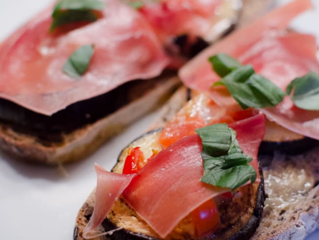 Bruschetta à l'aubergine, aux tomates cerises et au chaource