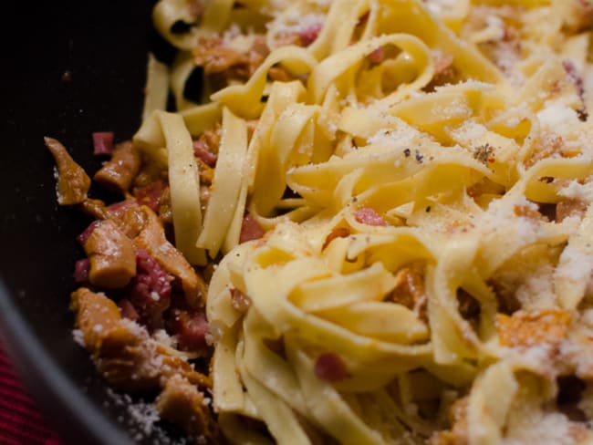 Tagliatelles aux girolles, aux lardons et au pecorino