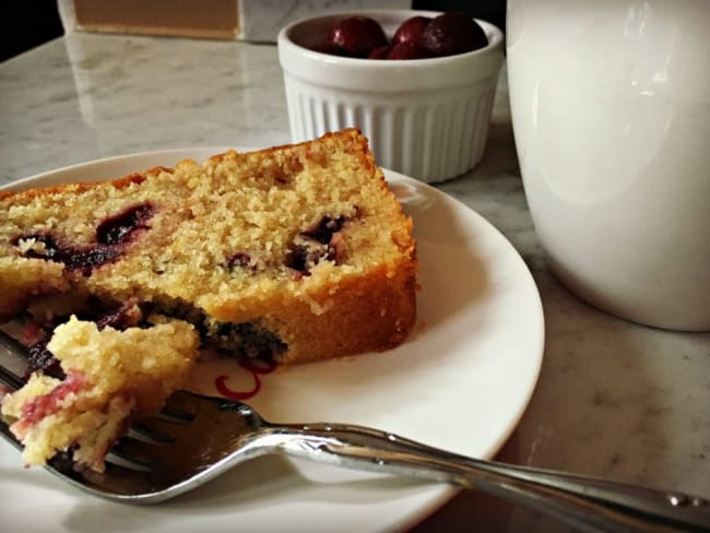 Gâteau aux cerises, amandes et citron