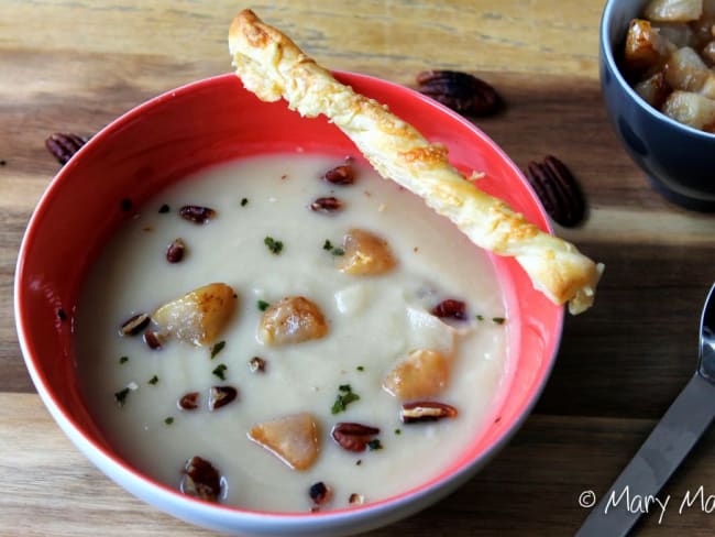 Velouté de céleri à la poire, noix torréfiées, mini feuilletés au Salers