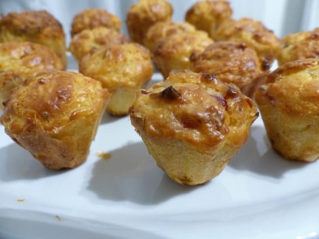 Mini muffins aux lardons, oignons et gruyère râpé