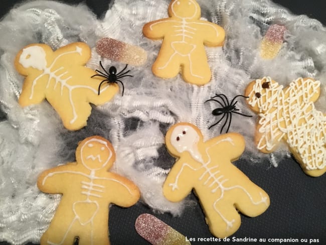 Petits biscuits sablés squelettes ou momies d’halloween