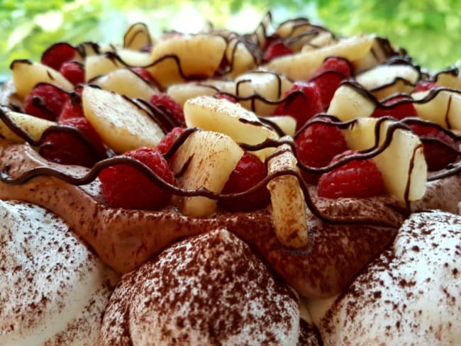 Pavlova Félicité, cacao, poire, framboise d'après une recette de "La Meringaie"