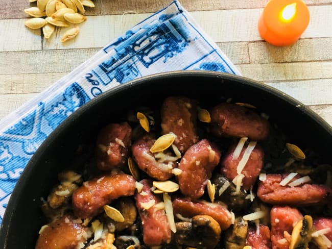 Gnocchis à la betterave et champignons, graines de courges grillées