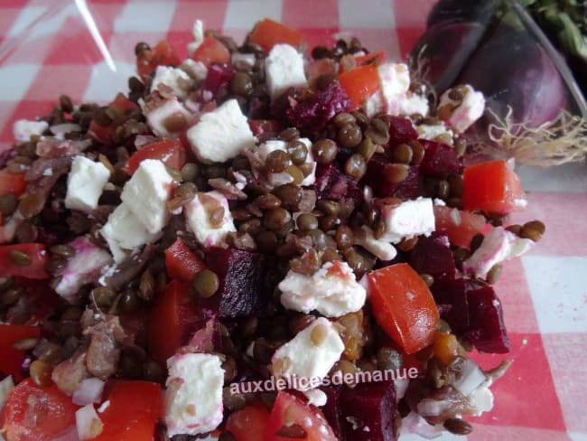 Salade de lentilles à la betterave, tomates, feta et anchois