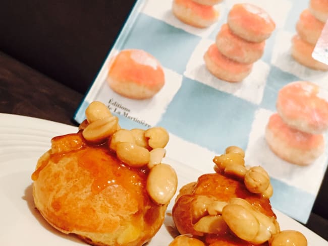 Choux au caramel et aux cacahuètes