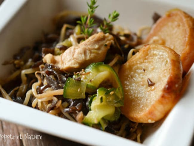 Poêlée au poulet parfumée à la chinoise, navets glacés, courgettes sautées et champignons noirs