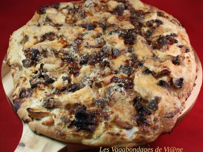 Pizza blanche, poulet, champignons et oignons caramélisés