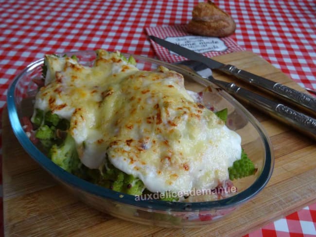 Chou romanesco au bacon et oignon rouge, gratiné à la crème allégée