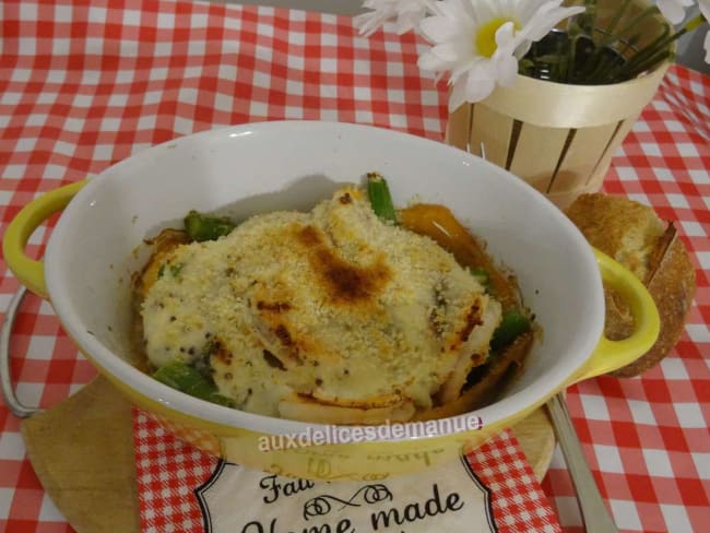 Cassolettes de truite fumée aux de coquilles Saint-Jacques, crevettes et asperges gratinées à la crème moutardée