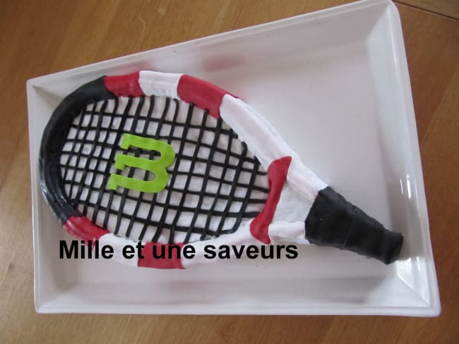 Raquette de tennis ganache chocolat recouverte de pâte à sucre