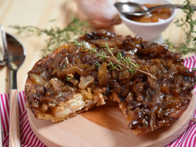 Tatin d'oignons, échalotes, fromage de chèvre et caramel au beurre salé