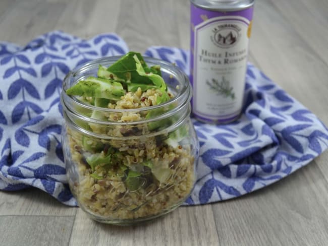 Salade zéro déchet de quinoa aux feuilles de chou-fleur et graines de tournesol