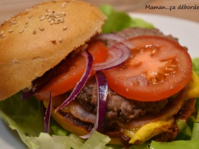 Hamburger fait maison avec une sauce BBQ