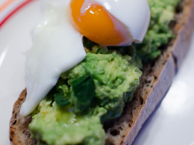 Tartine à l'avocat et son oeuf mollet