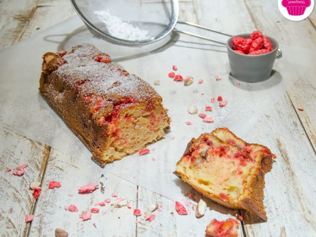 Gâteau moelleux aux pommes et aux pralines roses