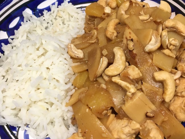 Poulet sucré salé à l'ananas et noix de cajou