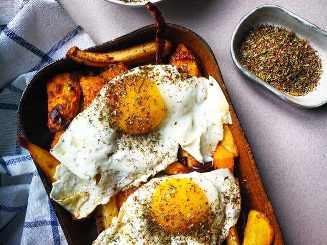 Légumes rôtis, œufs et yaourt au mélange d'épices du Liban zaatar