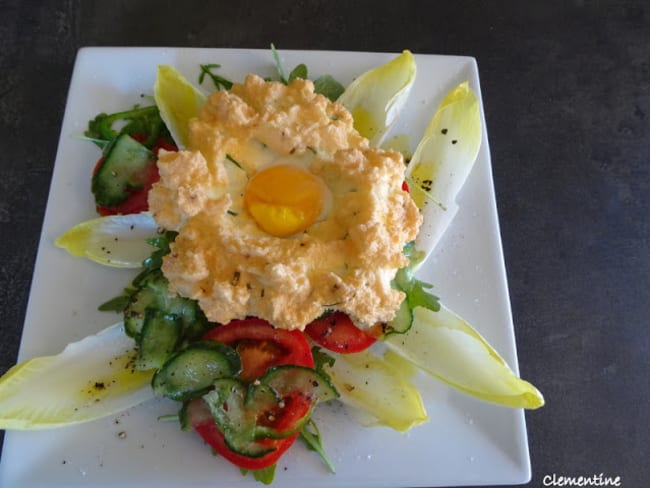 "Oeuf dans les nuages" sur une salade