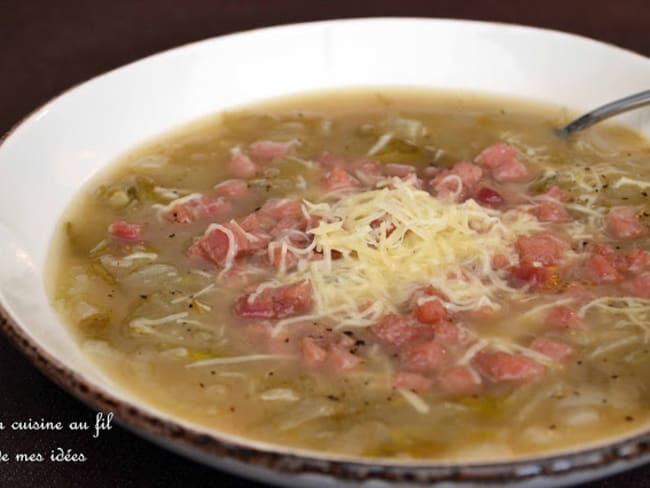 Soupe aux oignons et chicons, dés de jambon grillés au miel