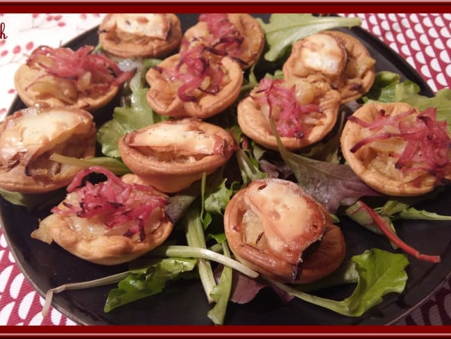 Tartelettes au confit d'oignon et chèvre ou râpé de jambon.