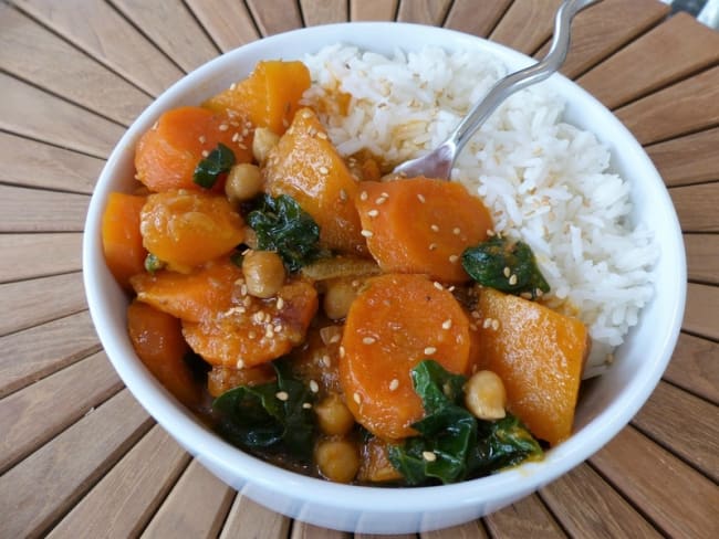 Curry végétalien de légumes d'automne au lait de coco