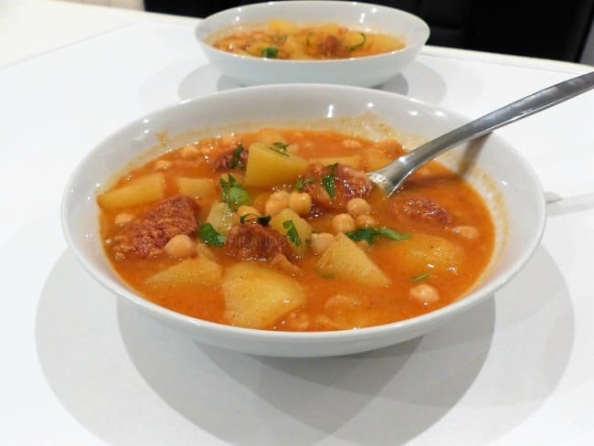 Soupe espagnole aux pois chiches, chorizo et pommes de terre