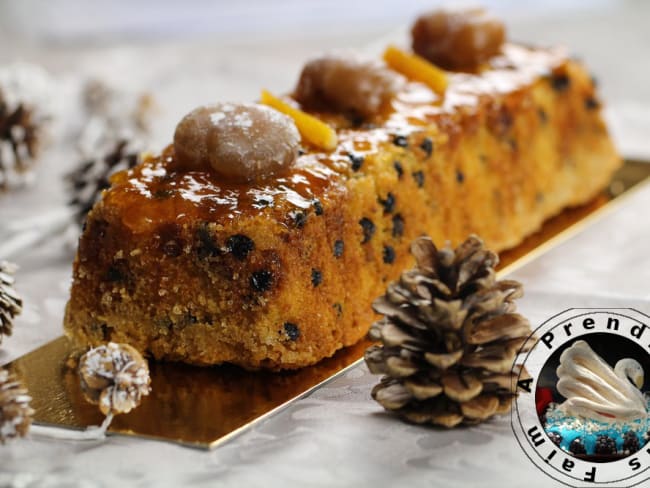 Cake de Noël myrtilles marrons sur la base d'un gâteau de voyage de Savoie