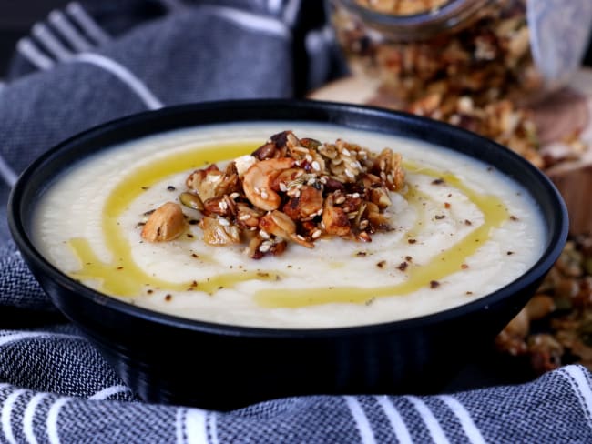 Soupe vegan de panais et céleri rave et son granola salé