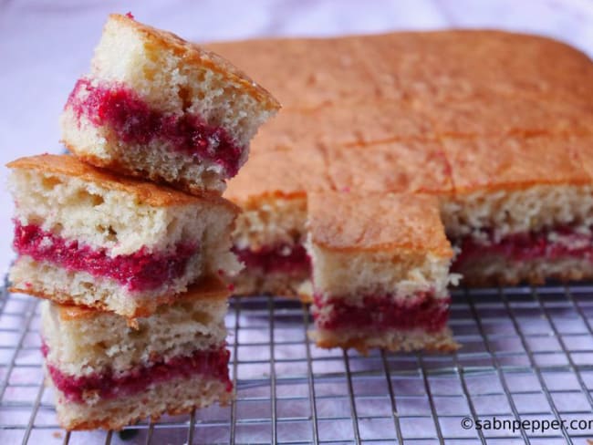 Gâteau au yaourt moelleux et confiture framboises pour le goûter