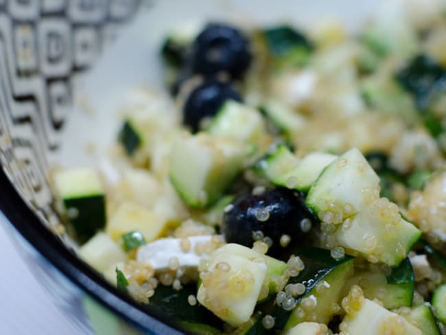 Salade de quinoa, à la courgette et aux myrtilles