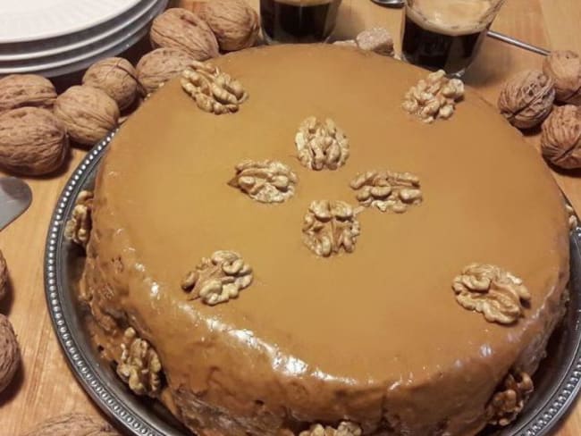 Gâteau moelleux aux noix et au café