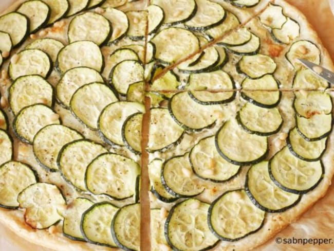 Tarte fine aux courgettes, basilic frais et pignons de pin