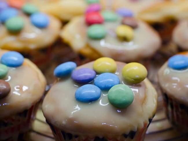 Muffins glaçage au chocolat blanc et aux Smarties