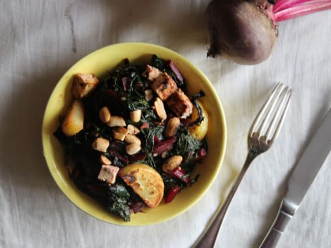 Poêlée de fanes de betteraves, tofu et cacahuètes