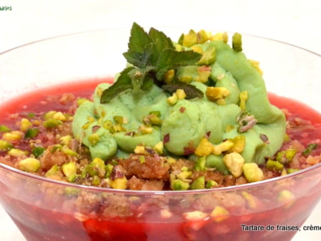 Tartare de fraises au balsamique, crème de pistache et son crumble vanillé.