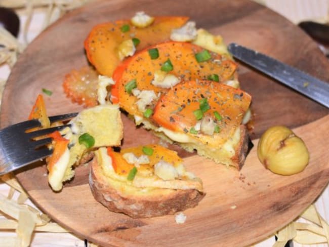 Tartine salée au reblochon, kaki et châtaigne