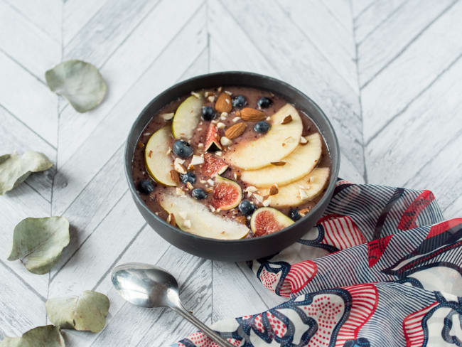 Smoothie bowl de fin d'automne aux poires, pommes et myrtilles