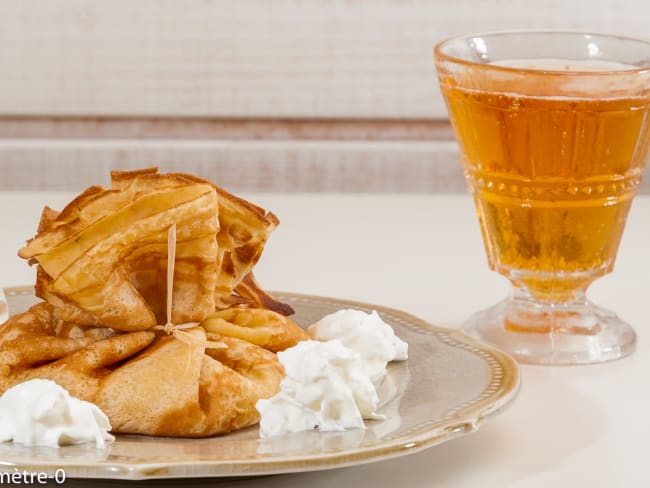 Aumonières de crêpes au cidre fourrées aux pommes