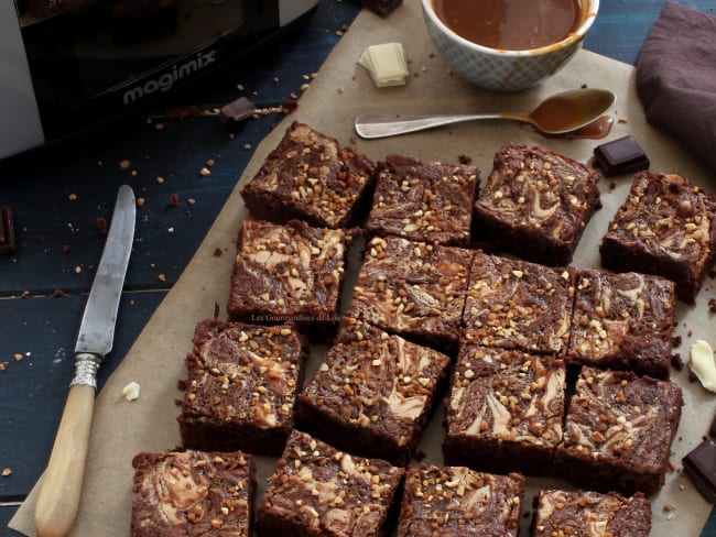 Brownie au chocolat, caramel au beurre salé et pralin