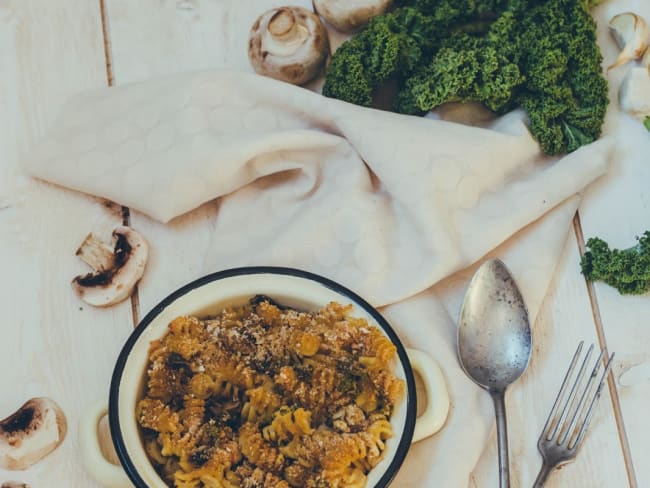 Gratin de pâtes au chou kale et champignons, sauce fromagère à la butternut