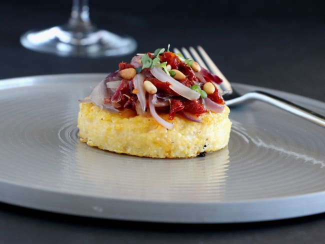 Bouchées de polenta aux oignons caramélisés