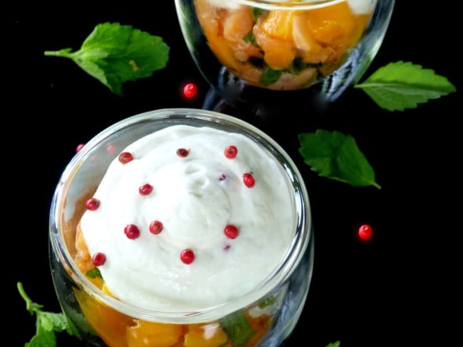 Verrine festive au saumon fumé, mangue, mélisse et mousse de chèvre aux baies roses